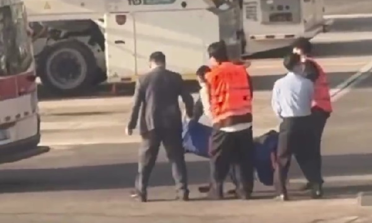 Мужчина умер в самолете по пути на отдых