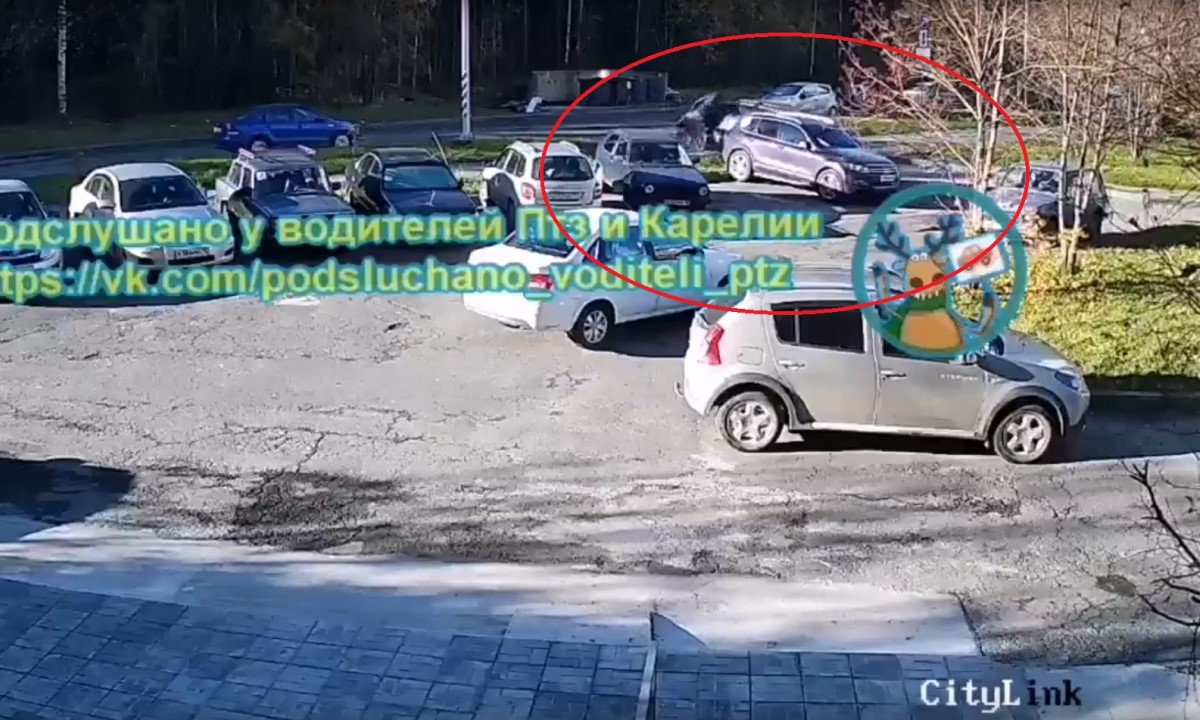 В Петрозаводске электроскутер влетел в авто: на место выезжала «скорая»
