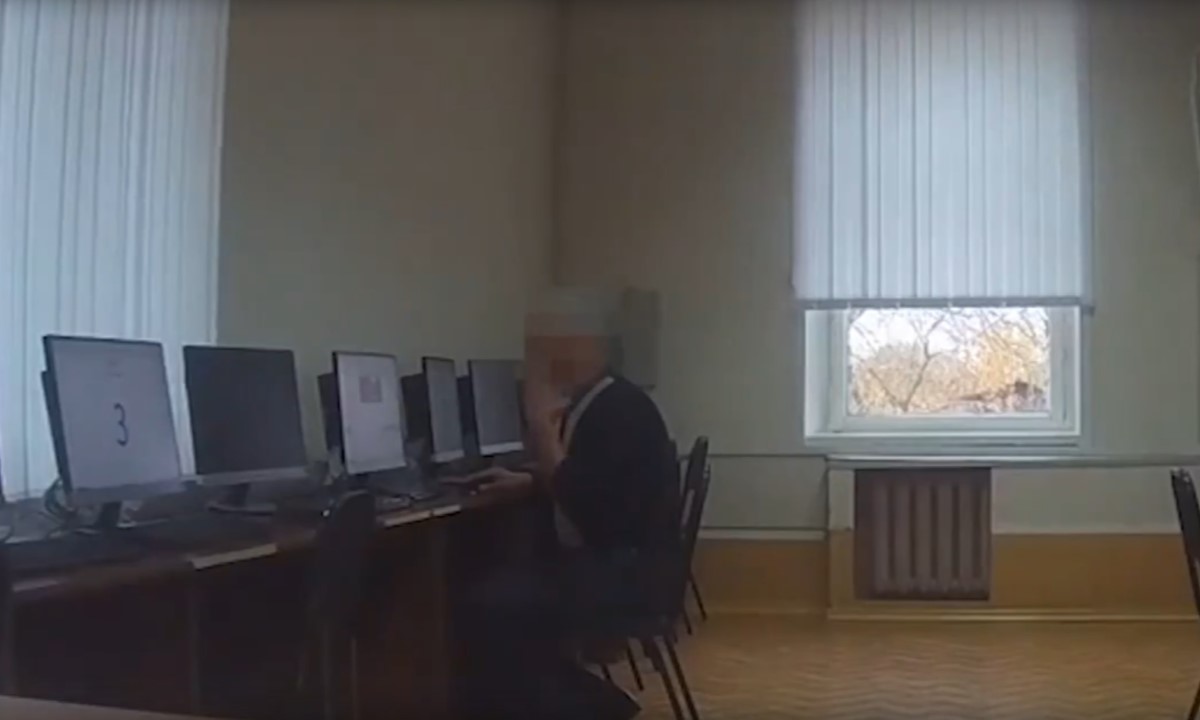 Мужчина хотел сдать на права с помощью жены в ухе